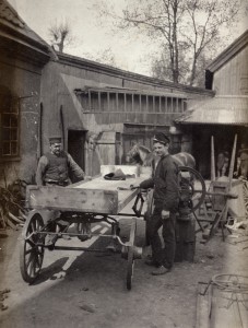 Utanför Kvarnsmedjan 1909. UM