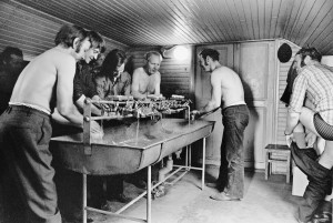 I tvättrummet på Fabriksgatan 1973. Rune Alenstål t h.Bland de övriga är John Pettersson, Royne Sund och Yngve Ahlén. Foto Tom Sandstedt. UM